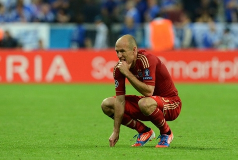 Bayern Munich's Dutch midfielder Arjen Robben kneels on the pitch after the extra time of the UEFA Champions League final football match between FC Bayern Muenchen and Chelsea FC on May 19, 2012 at the Fussball Arena stadium in Munich.