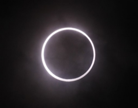Mặt trăng nằm gọn trong Mặt trời tạo thành một chiếc nhẫn tuyệt đẹp trên bầu trời Yokohama, Nhật Bản.