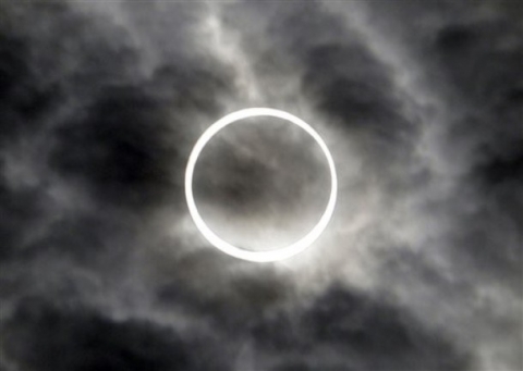 Chiếc nhẫn màu bạc trên bầu trời Tokyo (Nhật Bản) do hiện tượng Nhật thực 1 phần tạo ra vào sáng nay.