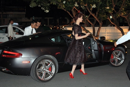 Chân dài Vũ Thu Phương 'tái xuất' khoe siêu xe 9 tỷ