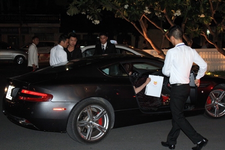 Chân dài Vũ Thu Phương 'tái xuất' khoe siêu xe 9 tỷ