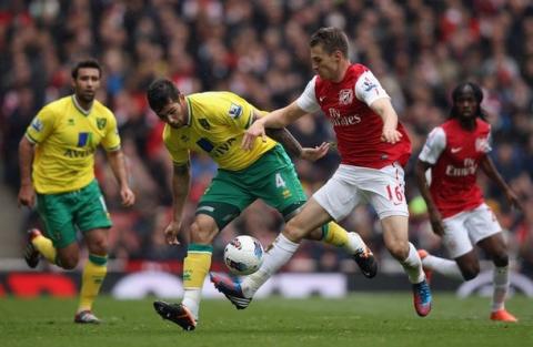 LONDON, ENGLAND - MAY 05: Aaron Ramsey of Arsenal battles with Bradley Johnson of Norwich City during the Barclays Premier League match between Arsenal and Norwich City at the Emirates Stadium on May 5, 2012 in London, England.