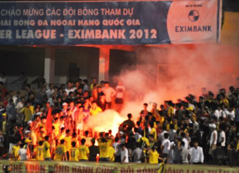 Cuối trận đấu, cổ động viên Sông Lam Nghệ An lại đốt pháo sáng. Ảnh: N.K