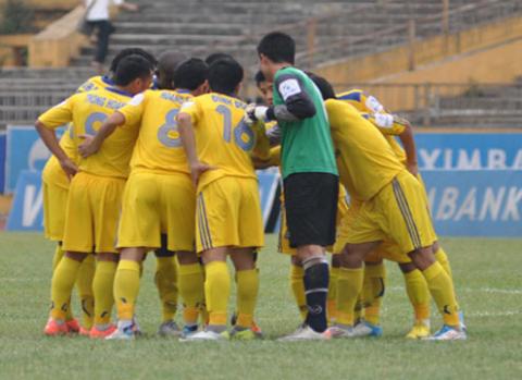 Dù rất quyết tâm nhưng việc bảo vệ ngôi vương của SLNA đang ngày càng xa vời trong khi các cổ động viên của họ cũng ngày càng thích dùng pháo sáng để cổ vũ. Ảnh: N.K