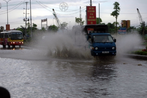 Xe buýt phải nhường cho xe tải vượt qua 