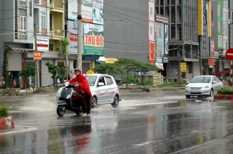 Một xe máy bị ngập sâu trong nước phải dắc bộ qua 