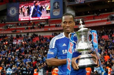 Drogba với chức vô địch Cúp FA vừa giành được