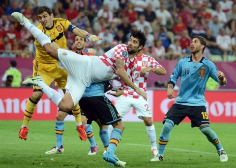 Croatian defender Vedran Corluka (C) vies with Spanish goalkeeper Iker Casillas (L) during the Euro 2012 football championships match Croatia vs Spain on June 18, 2012 at the Gdansk Arena.