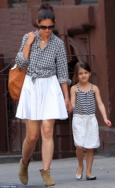 Ngày hôm qua, Suri và mẹ đi dạo phố tại New York. Hai mẹ con diện trang phục tông-xuyệt-tông và tâm trạng có vẻ khá vui vẻ