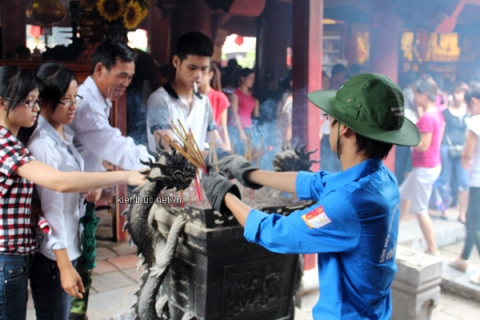 Nhang cứ cắm lên là lại phải bỏ đi bởi có quá nhiều người không chấp hành quy định