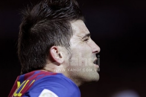 Spain's FC Barcelona forward David Villa grimaces on a stretcher after his injury  following his goal attempt against Qatar's Al-Sadd Sports Club during the semifinal at the Club World Cup soccer tournament, in Yokohama, near Tokyo, Japan,  Thursday, Dec. 15, 2011.