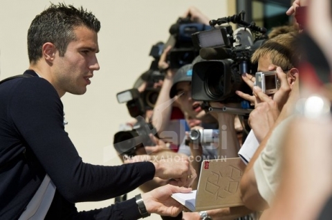 Robin van Persie of the Netherlands greets supporters as he leaves the Dutch hotel to return home after the Netherlands were eliminated at the Euro 2012 soccer championship in Krakow, Poland, Monday, June 18, 2012.