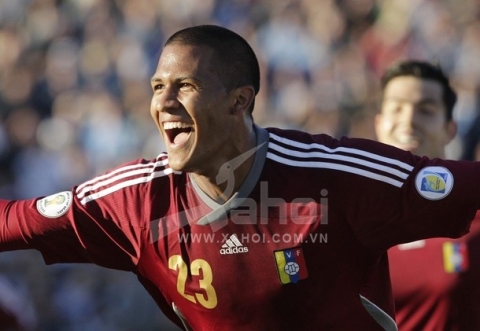 Venezuela's Jose Salomon Rondon celebrates with teammate Miku his goal against Uruguay during their World Cup qualifying soccer match in Montevideo June 2, 2012.