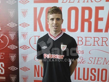 Iker Muniain trong bộ trang phục sân khách của đội bóng xứ Basque