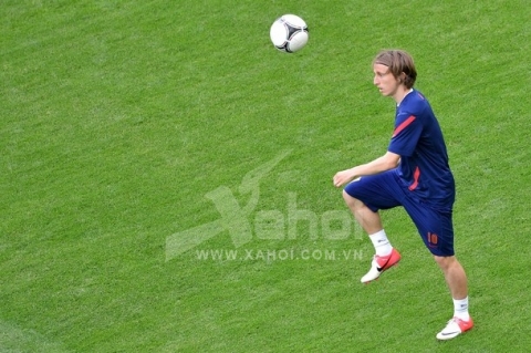 Croatian midfielder Luka Modric controls a ball during a training session in Gdansk on June 17, 2012 on the eve of their Group C match against Spain during the Euro 2012 football championships.