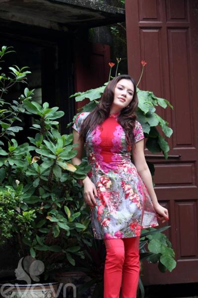 Lý Nhã Kỳ 'hút mắt' với áo dài cách tân - 11