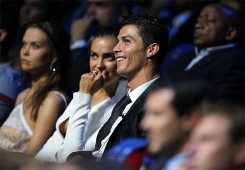Trong suốt buổi lễ, C. Ronaldo và bạn gái liên tục cười đùa tình tứ với nhau.