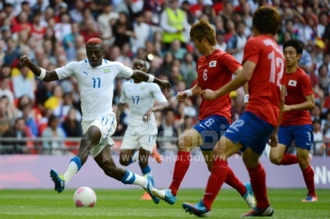 South Korea's Ki Sungyueng (C) challenges Gabon's forward Axel Meye (L) for the ball in the men's football match between South Korea and Gabon at Wembley Stadium in London, on August 1, 2012 during the London 2012 Olympic Games.