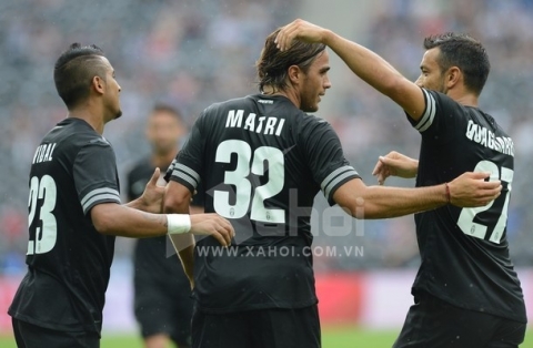 (L-R) Turin's Chilean midfielder Arturo Vidal, striker Alessandro Matri and striker Fabio Quadliarella celebrate scoring after the first goal during a friendly soccer cup match Hertha BSC Berlin vs Juventus Turin in Berlin, Germany, on July 28, 2012.