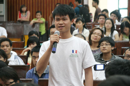 GS Ngô Bảo Châu trong vòng vây của sinh viên Hà Thành