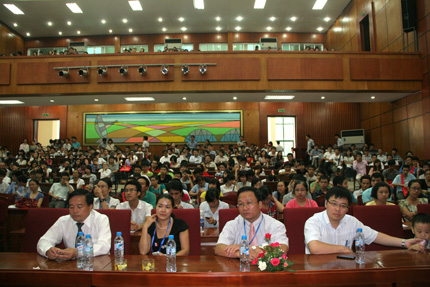 GS Ngô Bảo Châu trong vòng vây của sinh viên Hà Thành