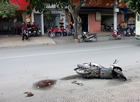 Nơi xảy ra một bên là công viên, bên kia là hàng quán tập nập nhưng không ai dám an ngăn vì nhóm người