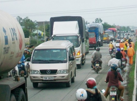 Dân chặn đường phản đối doanh nghiệp, quốc lộ kẹt cứng 3km | Quảng Ngãi, Cát tặc, Hút cát, Bao vây nhà máy, Ô nhiễm môi trường