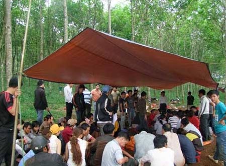 Các đối tượng và tang vật vụ đánh bạc bị lực lượng công an thu giữ.