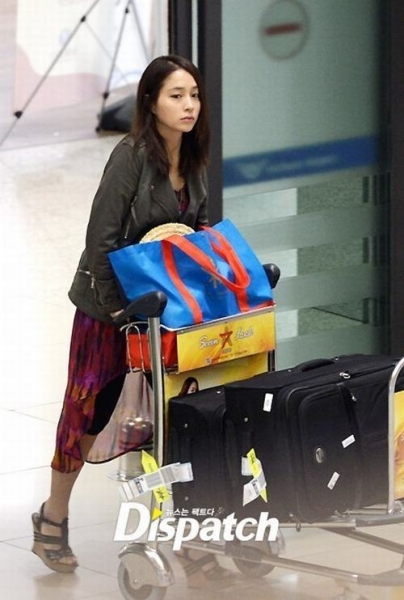 Lee Min Jung vẫn rất xinh đẹp dù không make-up hay ăn vận lộng lẫy xuất hiện tại sân bay