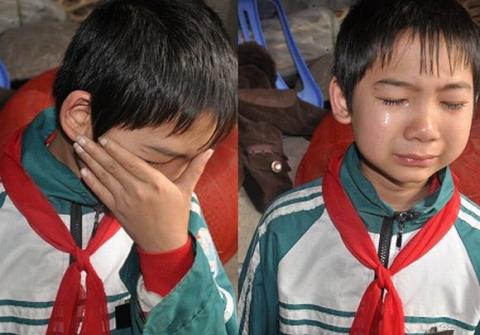 em-be-lop-7-cham-anh-chi-ngo-ngan-khien-cu-danh-mang-xuc-dong3