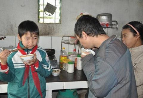 em-be-lop-7-cham-anh-chi-ngo-ngan-khien-cu-danh-mang-xuc-dong5