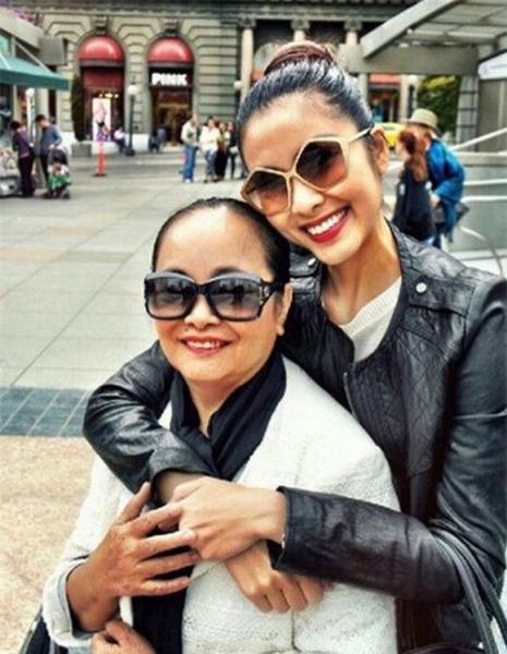 nhung-cai-om-tinh-cam-cua-me-con-my-nhan-viet11