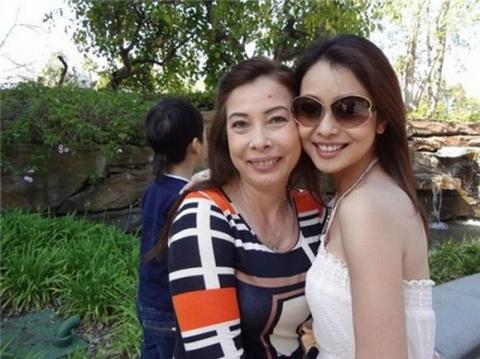 nhung-cai-om-tinh-cam-cua-me-con-my-nhan-viet13