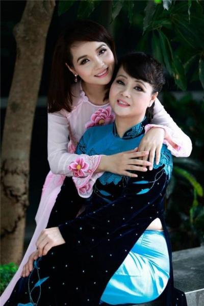 nhung-cai-om-tinh-cam-cua-me-con-my-nhan-viet14