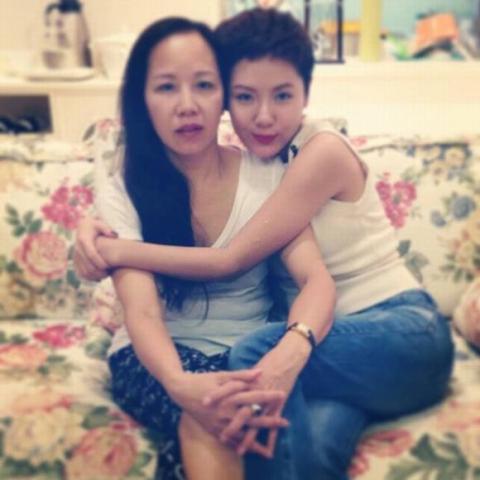 nhung-cai-om-tinh-cam-cua-me-con-my-nhan-viet3