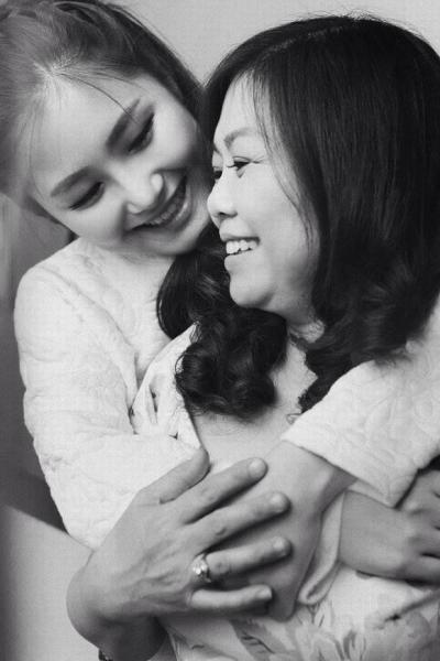 nhung-cai-om-tinh-cam-cua-me-con-my-nhan-viet4