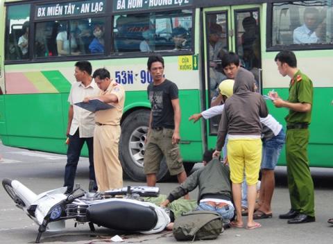 om-xac-nguoi-than-bi-tai-nan-giao-thong-1