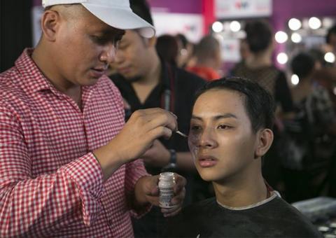 hoai-lam-hoa-trang-thanh-nghe-si-hat-xam-1