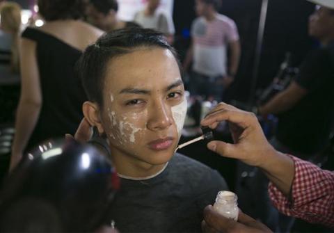 hoai-lam-hoa-trang-thanh-nghe-si-hat-xam-3