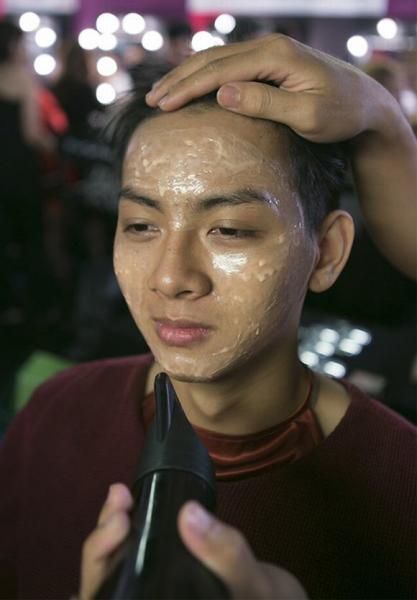 hoai-lam-hoa-trang-thanh-nghe-si-hat-xam-4