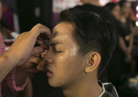 hoai-lam-hoa-trang-thanh-nghe-si-hat-xam-7