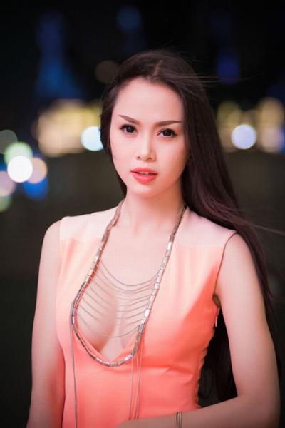 ngoc-anh-goi-cam-khoe-vong-1-0