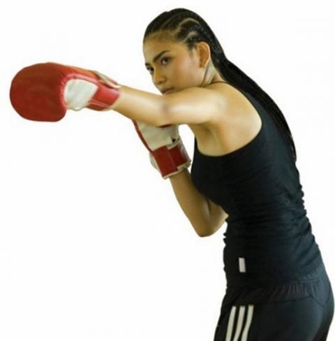 my-nhan-viet-goi-cam-tren-san-boxing-11