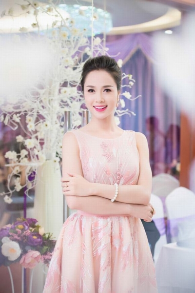 ngan-ngo-xem-ngoc-anh-khoe-lung-tran-ngot-lim-2