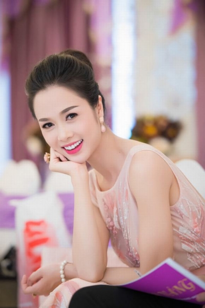 ngan-ngo-xem-ngoc-anh-khoe-lung-tran-ngot-lim-3