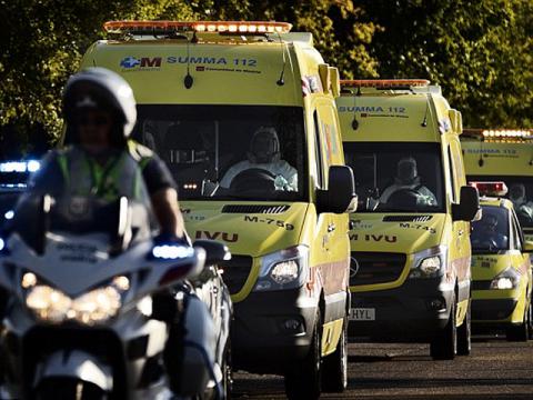 doan-xe-ho-tong-benh-nhan-ebola-dau-tien-den-chau-au