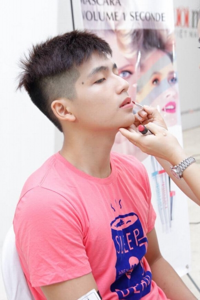 vietnams-next-top-model-2014-thi-sinh-vao-vong-thi-chup-anh10