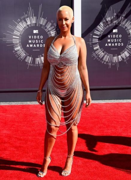 amber-rose-mac-vay-co-nhu-khong-tren-tham-do-mtv-vmas-1