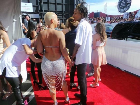 amber-rose-mac-vay-co-nhu-khong-tren-tham-do-mtv-vmas-5