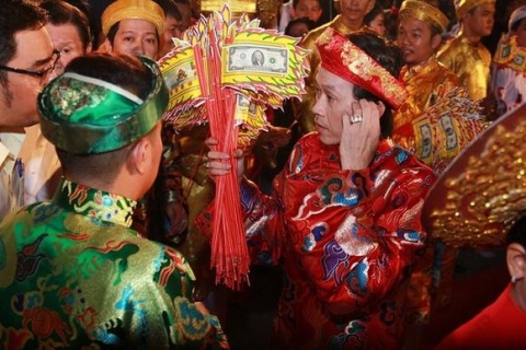 hoai-linh-dien-ao-dai-khan-dong-tat-bat-trong-le-cung-to-nganh6